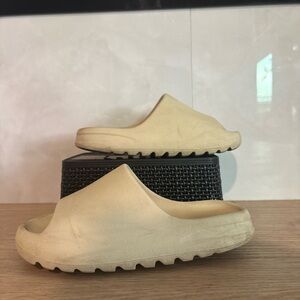 Yeezy Slides Men’s size 8